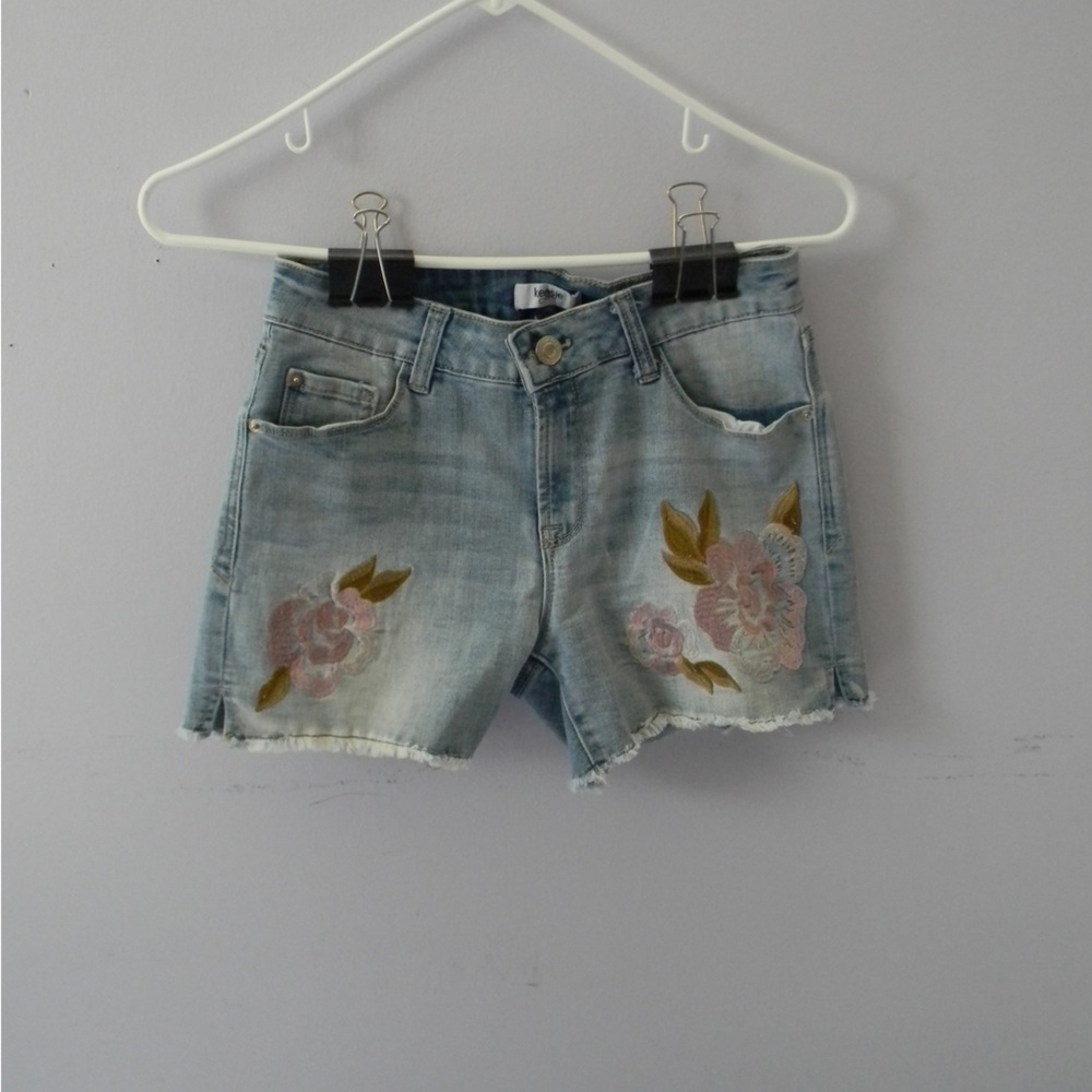 Kensie Jeans light wash flower embroidered jean shorts
